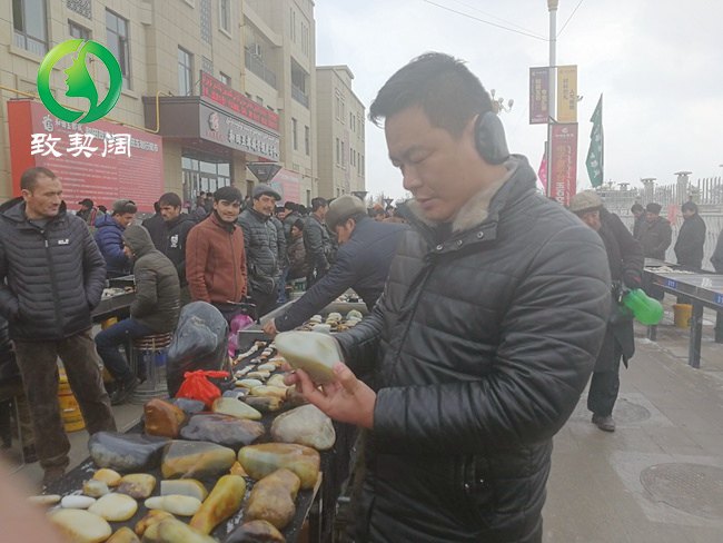 致契阔：用玉痴精神打造完美无瑕的和田玉手镯