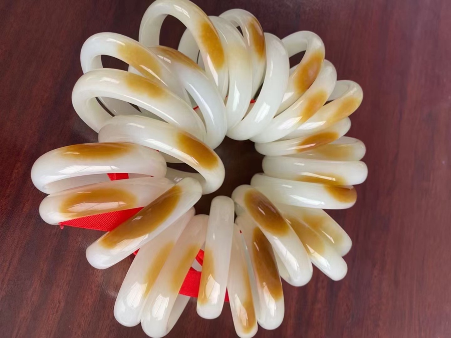 致契阔前期和田玉且末糖料手镯成品展示